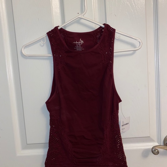NWT Burgundy stretchy lace tank top - Picture 5 of 5